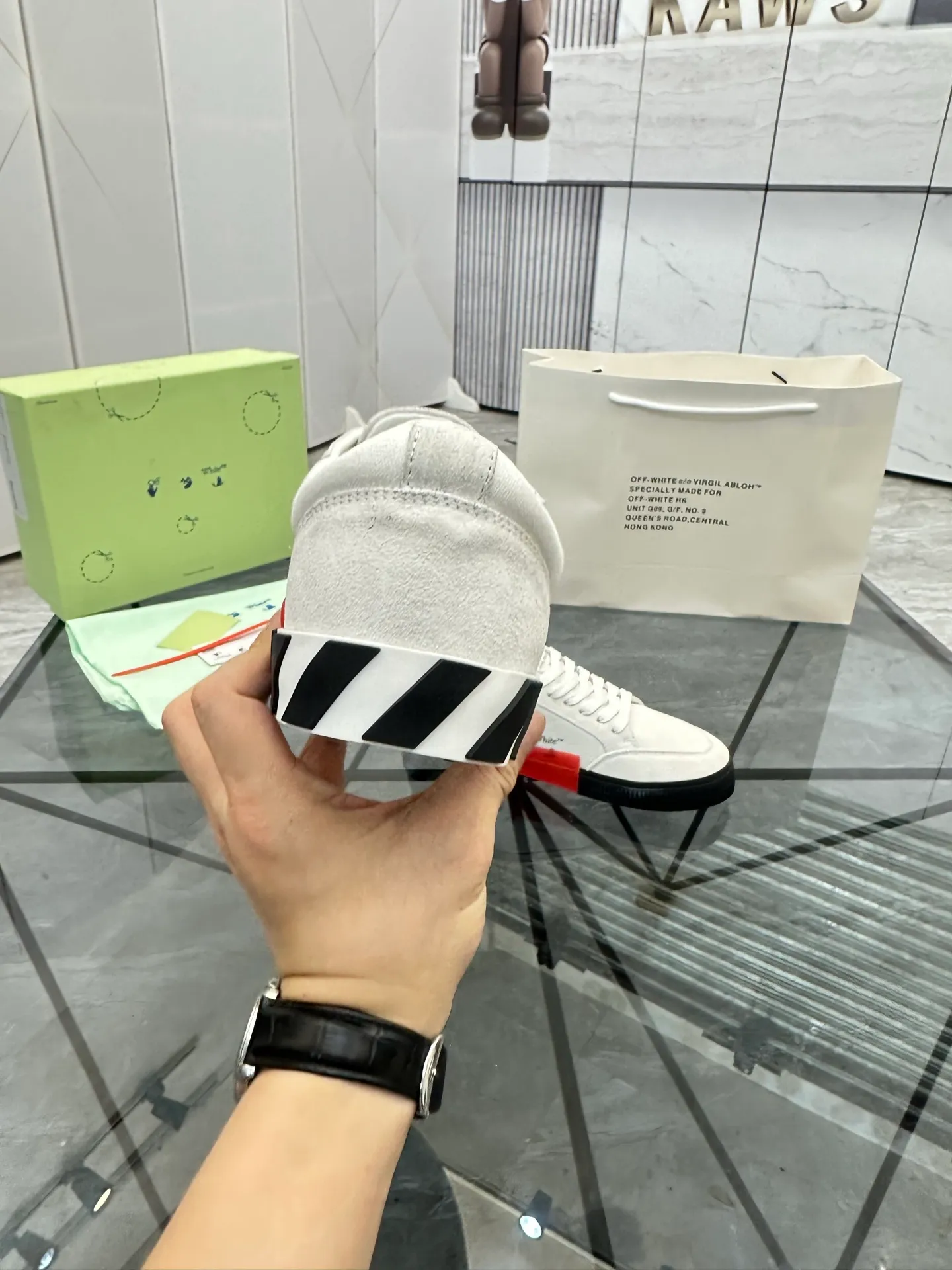 Selling men's shoes 💰: 💰P440¥ Product trademark: OFF WHITE * "OFF WHITE*" low-top casual shoes Regular size: 35-45 (can be customized to 46) Couple style Product materials: imported nubuck leather upper spliced ​​with original fabric, breathable lining, original outsole. No.: H203